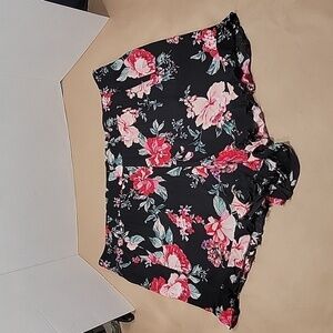 Torrid, Size 2 (2X, 18-20) 5 Inch Gauze High-Rise Short, Black with Pink Floral